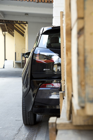 Corporate Publishing for BMW Business Class
<br>BMW i8 and i3 at Büttenpapierfabrik GMUND
<br>comissioned by JOURNAL INTERNATIONAL